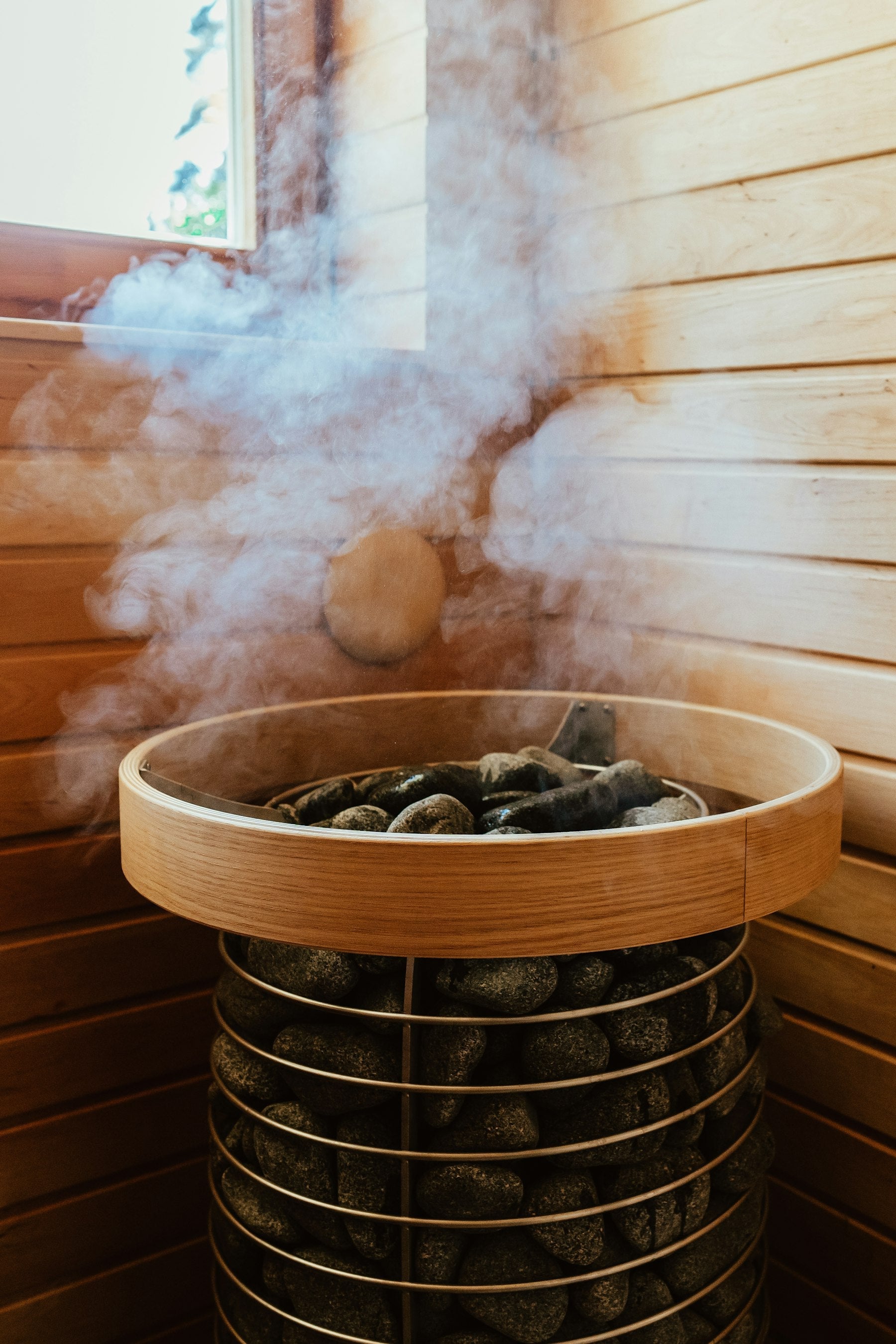 Electric sauna heater with rocks